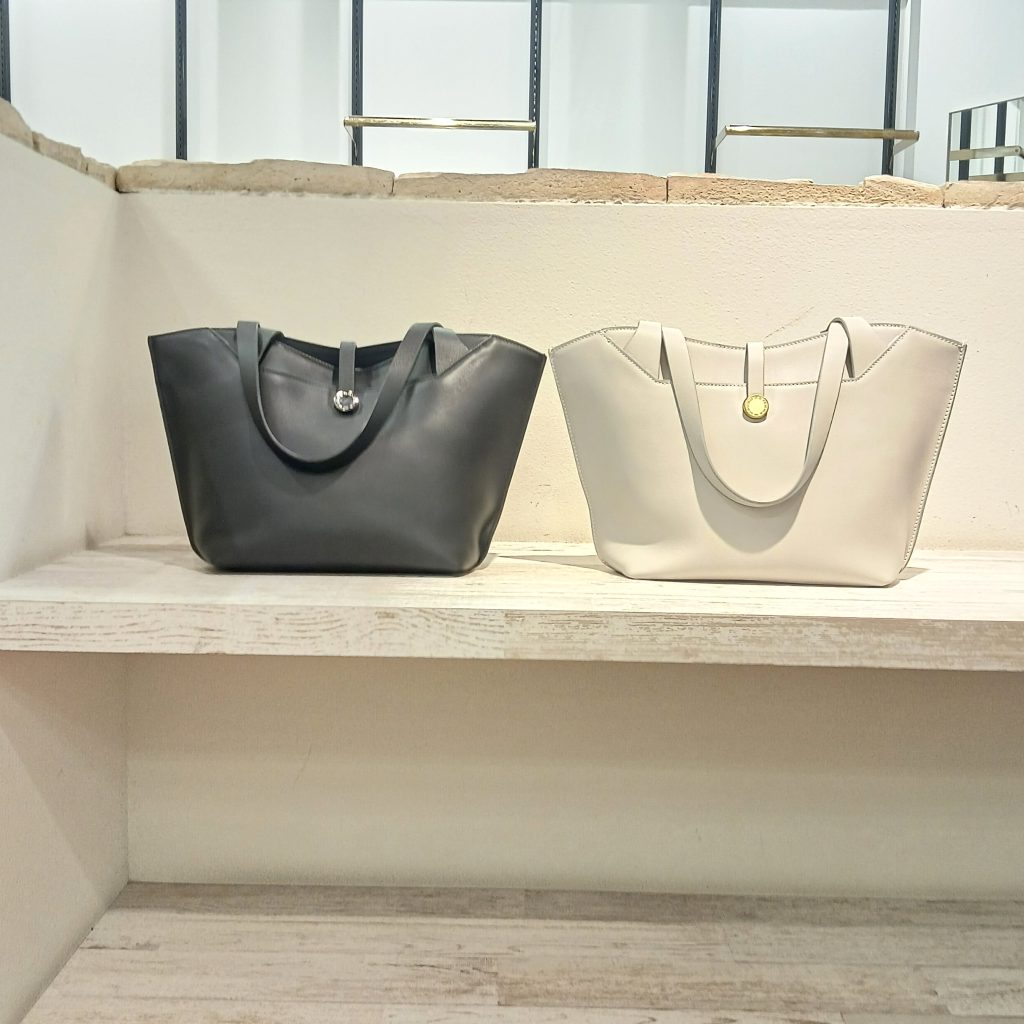 Mauro Governa. Italy . カーフスキンバッグ WAKO×MAURO GOVERNA バッグ ブラック／シルバー |ハンドバッグ